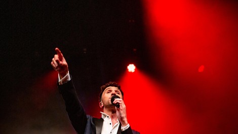 Ta priznani slovenski pevec priredil svoj največji koncert doslej in navdušil razprodano dvorano (ustvarja že 20 let)