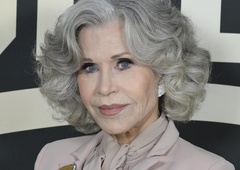 Jane Fonda pokazala, kako z eno barvo poudariti eleganco sivih las: Popoln navdih za zrele dame